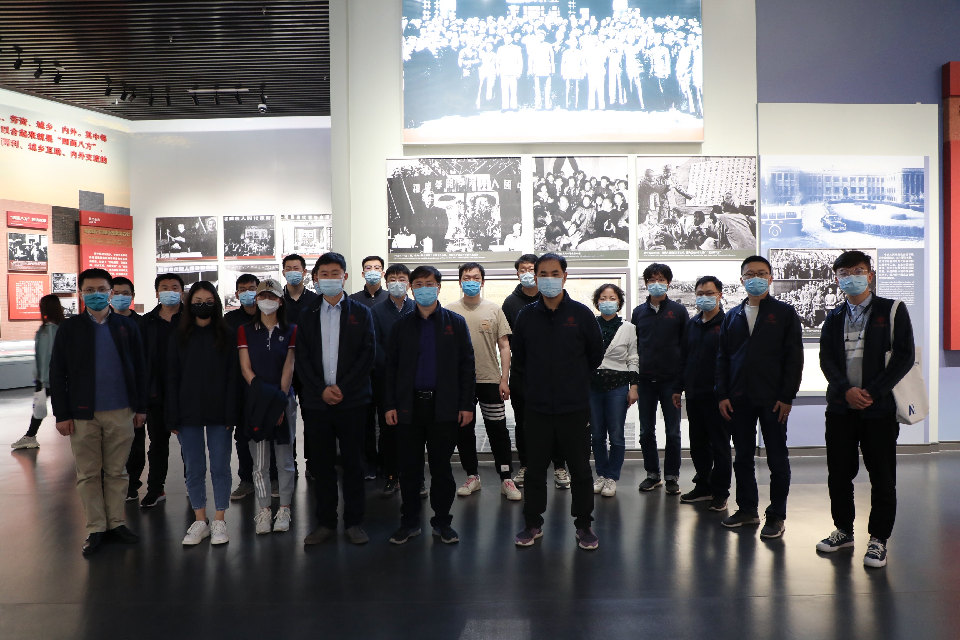 90a4a903d56d4bd58aa2697356a7b2f8.jpg 香山革命纪念馆合照.jpg