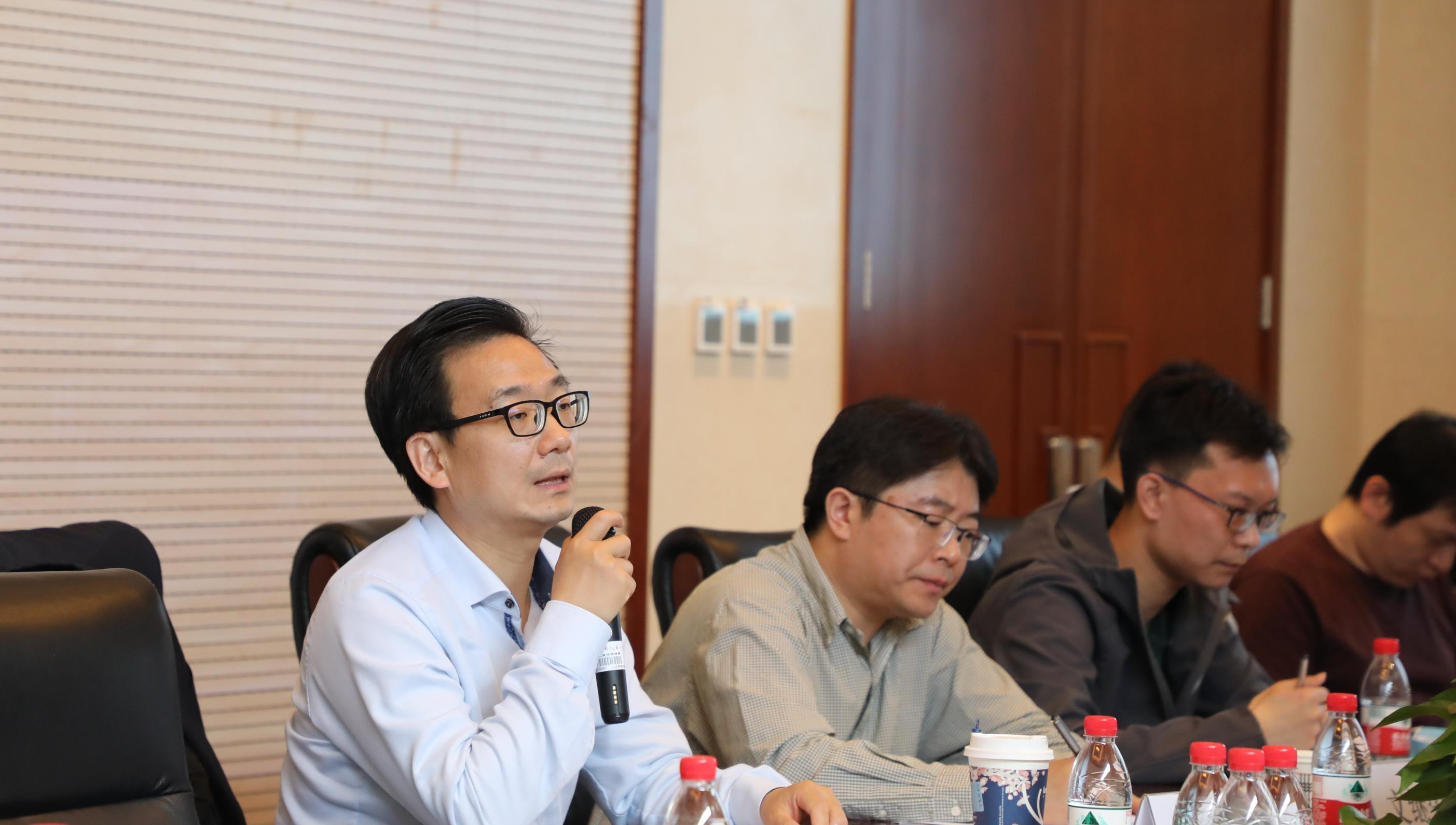 d37954247c654c329c4ee43c802950a7.jpg 交叉-杨东2.jpg